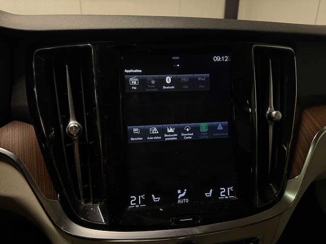 2020 - volvo - v60 - 2.0 t6 te awd mompro h-811-bt iaw - afbeelding 13 van  24