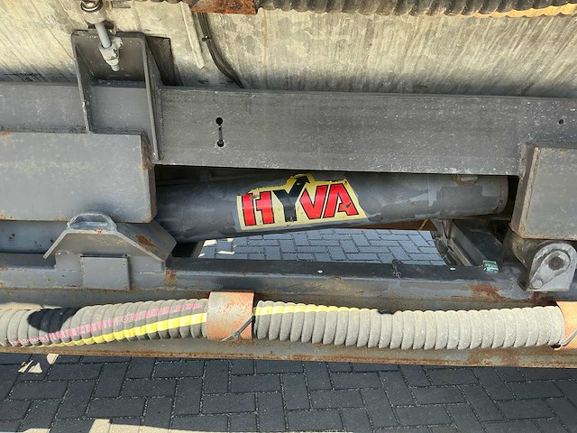 2020 getrokken vacuümtank / slibtank met hyva kipsysteem en vacuümpomp - afbeelding 19 van  47