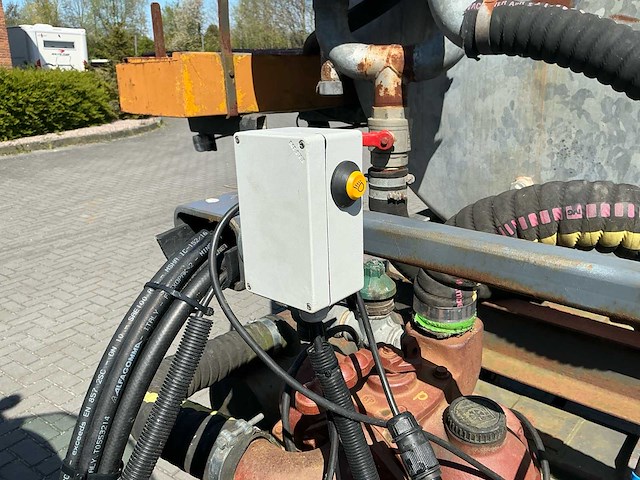 2020 getrokken vacuümtank / slibtank met hyva kipsysteem en vacuümpomp - afbeelding 42 van  47