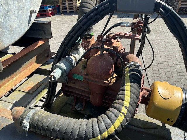 2020 getrokken vacuümtank / slibtank met hyva kipsysteem en vacuümpomp - afbeelding 23 van  47