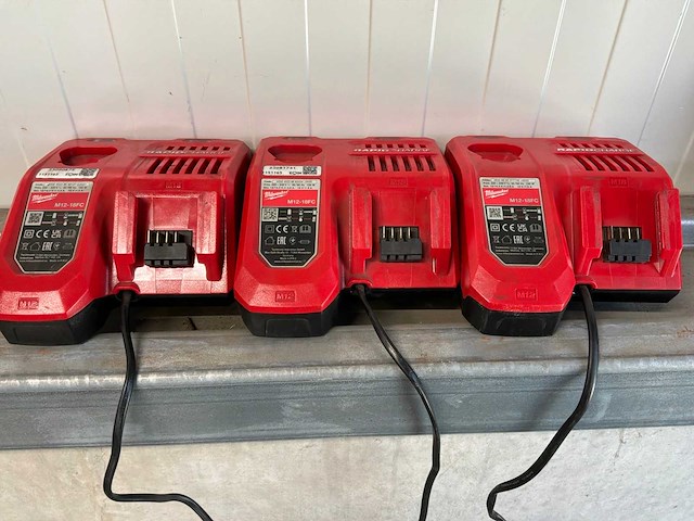 2020 milwaukee m12-18fv acculader - afbeelding 1 van  4