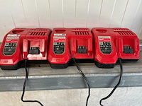 2020 milwaukee m12-18fv acculader - afbeelding 1 van  4