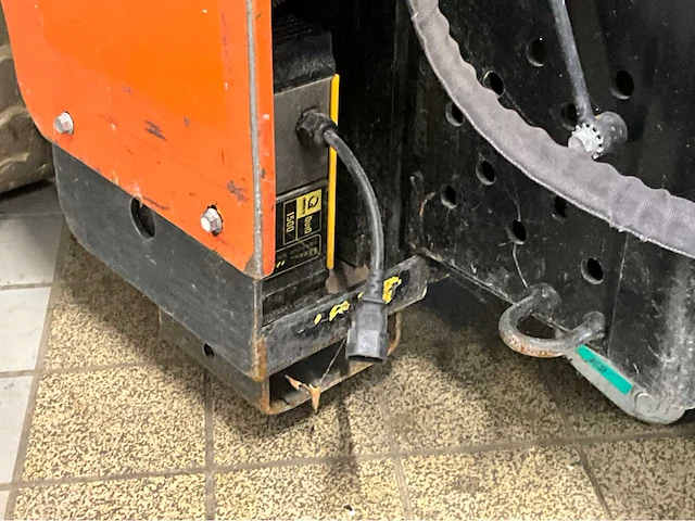 2020 national flooring equipment 5700 bol opzit accu tapijt / vloerstripper - afbeelding 17 van  19