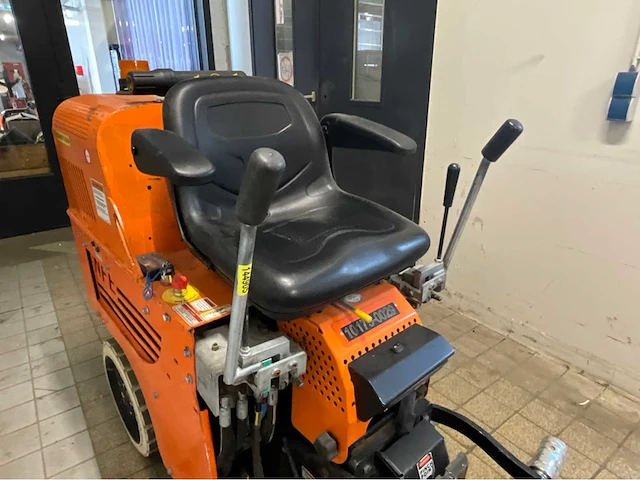 2020 national flooring equipment 5700 bol opzit accu tapijt / vloerstripper - afbeelding 16 van  19