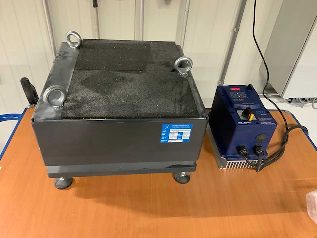 2021 - triltechniekshop ptl-40/40-25 vibreertafel met bonfiglioli frequentieregelaar - afbeelding 3 van  11