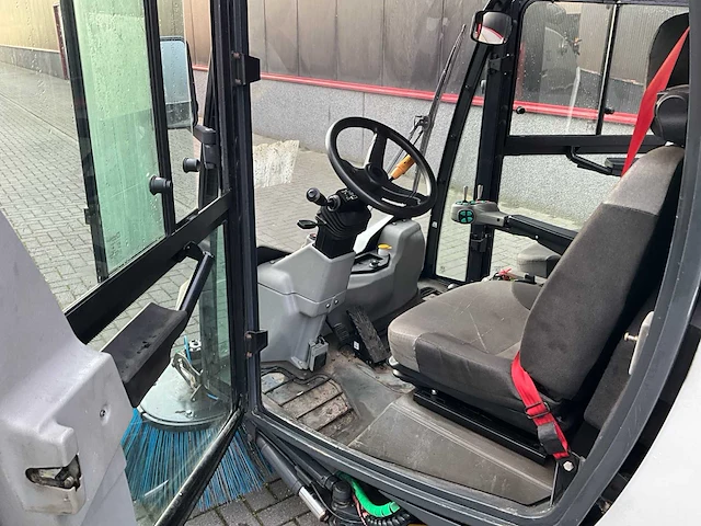 2021 bucher c202 straatveegmachine - afbeelding 9 van  39