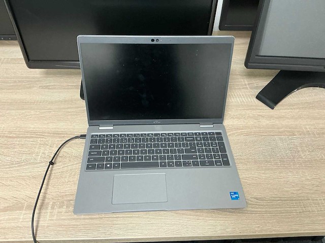 2021 dell latitude 5520 laptop - afbeelding 2 van  4