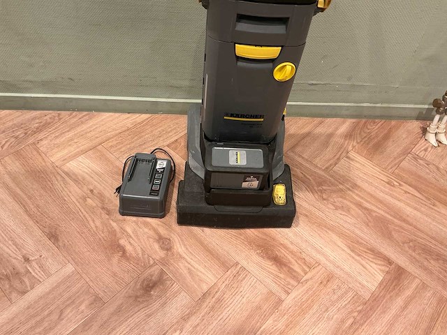 2021 kärcher br 30/4 c bp schrobzuigmachine - afbeelding 3 van  4