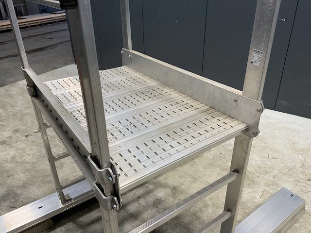 2021 overstap aluminium trap ongebruikt - afbeelding 4 van  6