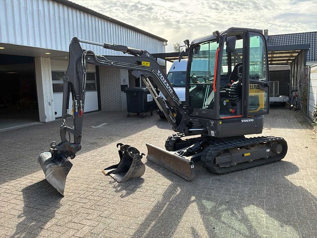 2021 volvo ecr25 compacte elektrische rupsgraafmachine - afbeelding 23 van  27