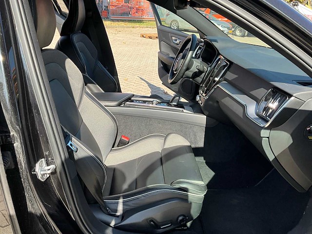2021 volvo v60 r design b3 onyx black personenauto - afbeelding 14 van  42