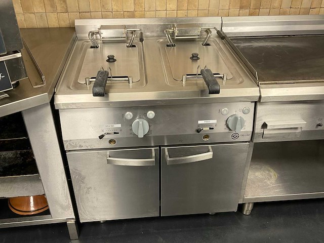 2022 700-line dubbele friteuse - afbeelding 1 van  4