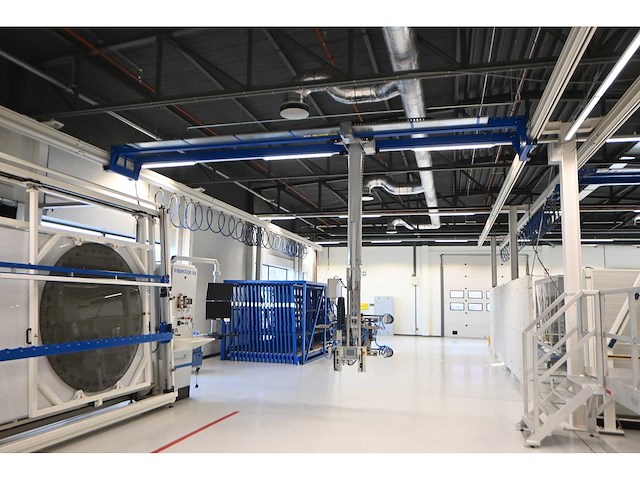 2022 abus / framatech zhb / lned 230 s70 2 x 55m1 zelfdragende stalen kraanbaanconstructie met 5 vacuümheffers - afbeelding 1 van  35