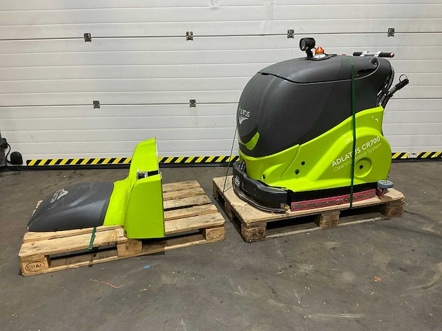 2022 adlatus cr900 schoonmaakrobot - afbeelding 1 van  23