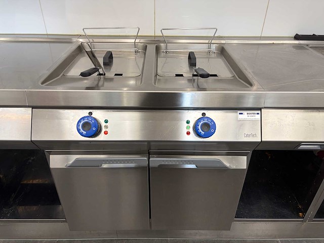 2022 catertech - rvs bakkooklijn - koelwerkbank - dubbele friteuse - bakplaat - afbeelding 6 van  21