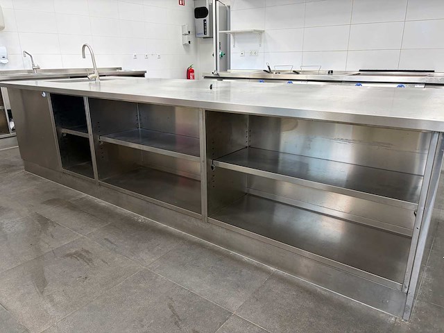 2022 catertech - rvs werkeiland met koelwerkbank en spoelbak met kraan - afbeelding 8 van  13