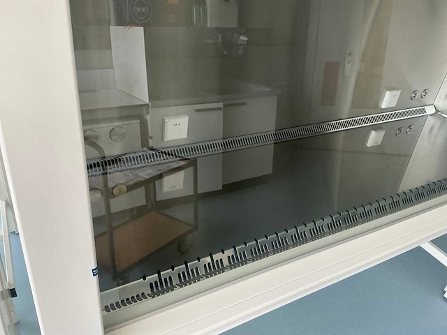 2022 clean air door baker biovanguard 6 laminar flow cabinet - afbeelding 8 van  11
