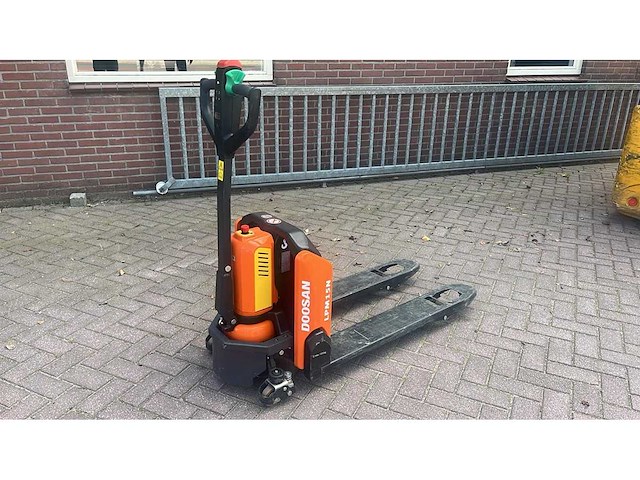 2022 doosan lpm15n elektrische palletwagen - afbeelding 1 van  5
