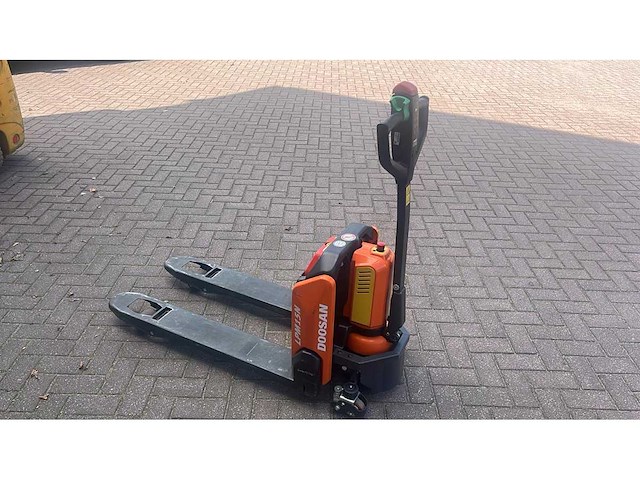 2022 doosan lpm15n elektrische palletwagen - afbeelding 2 van  5