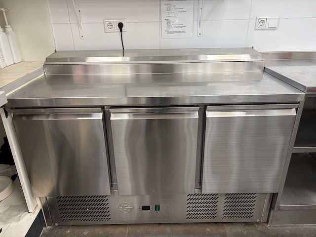 2022 gastro inox - 1000100026282 - rvs koelwerkbank met saladiere - afbeelding 1 van  6