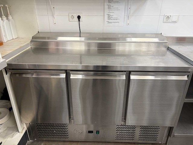 2022 gastro inox - 1000100026282 - rvs koelwerkbank met saladiere - afbeelding 2 van  6