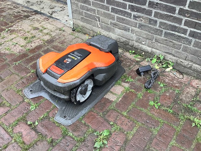 2022 husqvarna 305 robotmaaier - afbeelding 1 van  5