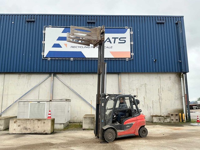 2022 linde h35t-01 heftruck met cascade balenklem - afbeelding 1 van  30