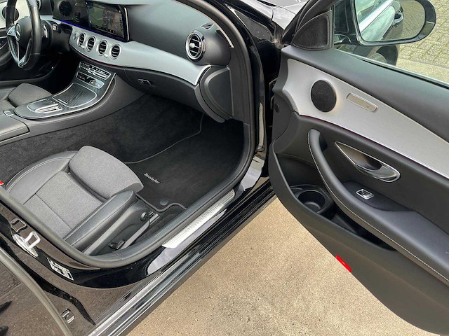 2022 mercedes-benz e300 4matic hybride personenauto - afbeelding 19 van  30