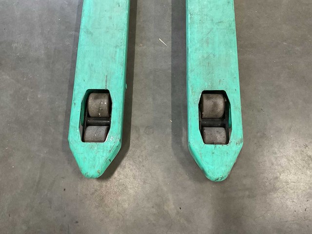 2022 mitsubishi me25mptp hand hydraulische palletwagen - afbeelding 2 van  5