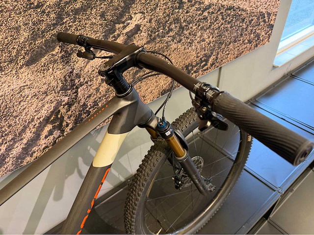 2022 mondraker podium carbon r hardtail mountainbike - l - afbeelding 12 van  15