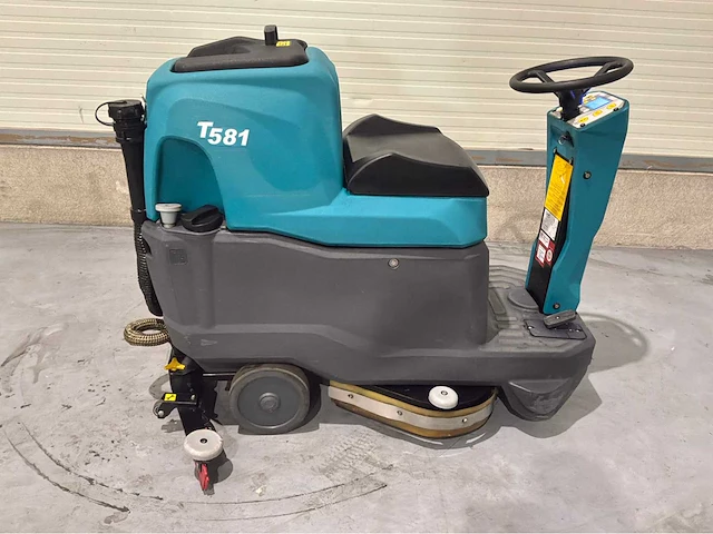 2022 tennant t581 zelfrijdende opzit schrob-zuigmachine - afbeelding 11 van  14