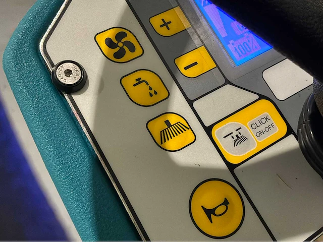2022 tennant t581 zelfrijdende opzit schrob-zuigmachine - afbeelding 10 van  14