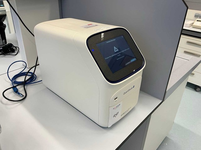 2022 toegepaste biosystemen door thermo fisher scientific quantstudio 5 digitaal realtime pcr-systeem - afbeelding 1 van  16