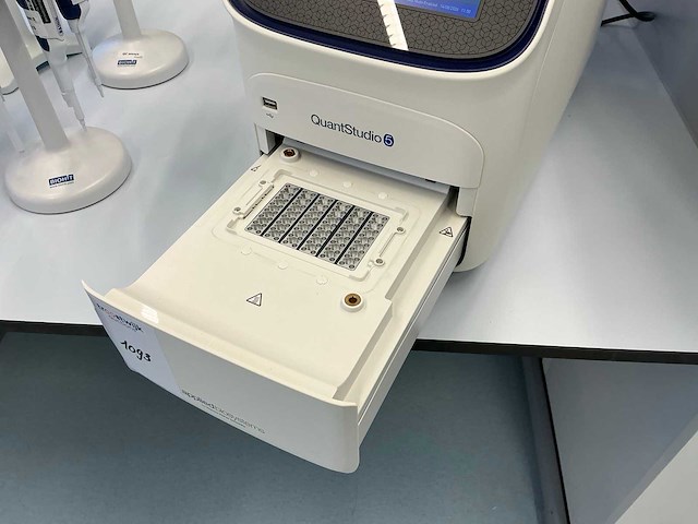 2022 toegepaste biosystemen door thermo fisher scientific quantstudio 5 digitaal realtime pcr-systeem - afbeelding 13 van  16