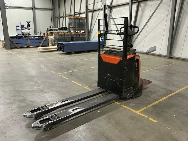 2022 toyota lpe200 elektrische palletwagen met platform - afbeelding 1 van  15