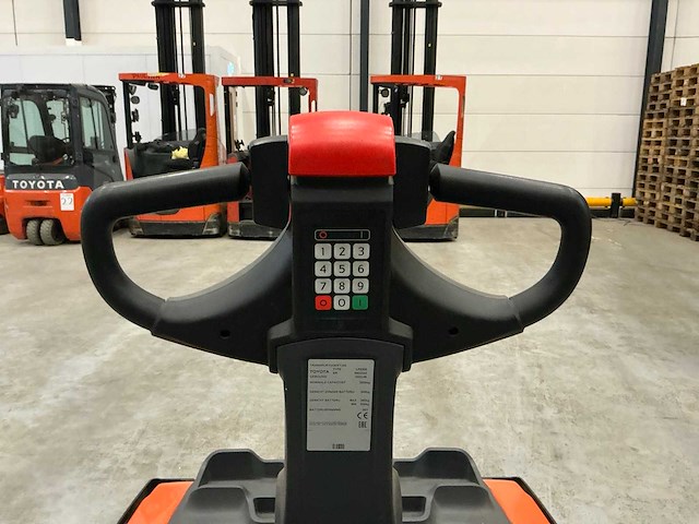 2022 toyota lpe200 meerijpallettruck - afbeelding 2 van  10