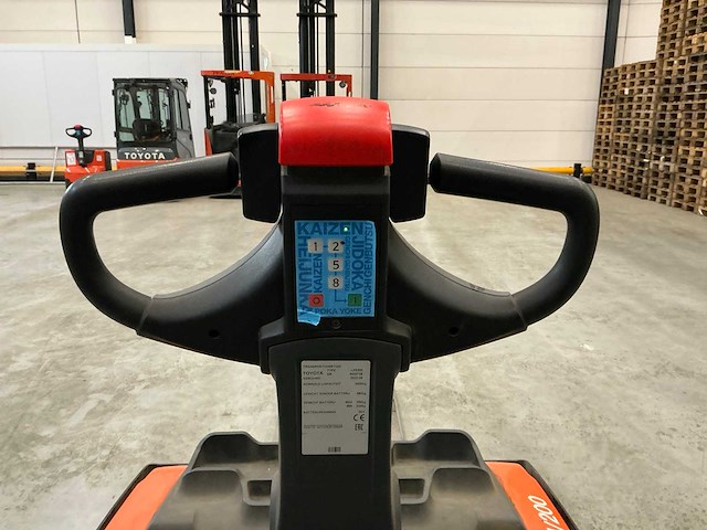 2022 toyota lpe200 meerijpallettruck - afbeelding 3 van  13