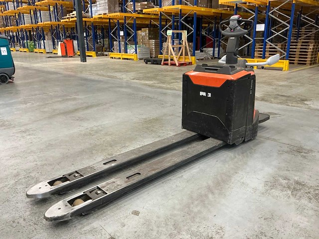 2022 toyota lpe200 meerijpallettruck - afbeelding 1 van  13