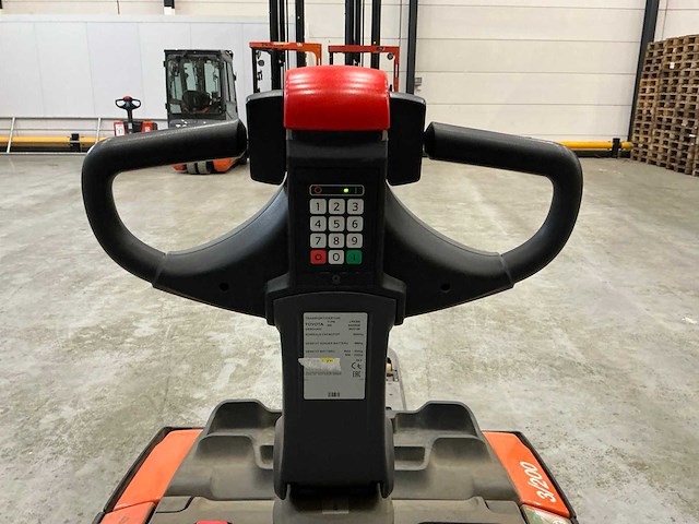 2022 toyota lpe200 meerijpallettruck - afbeelding 3 van  13