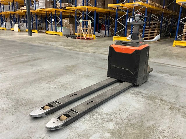 2022 toyota lpe200 meerijpallettruck - afbeelding 1 van  13