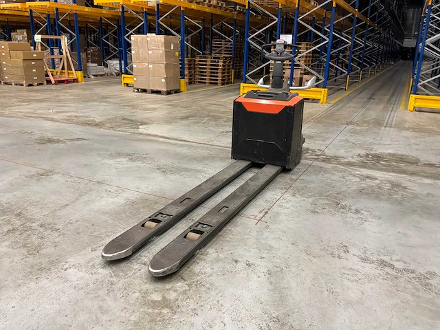 2022 toyota lpe200 meerijpallettruck - afbeelding 1 van  14