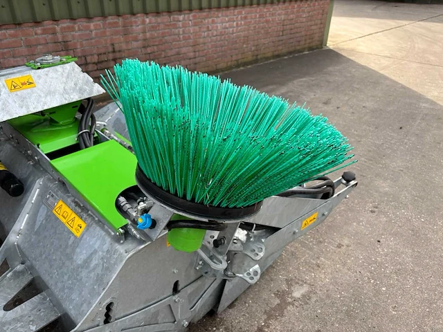 2022 zocon vgm-150 hydraulische veegmachine 150 cm met zijborstel en watersproeiing - afbeelding 13 van  15