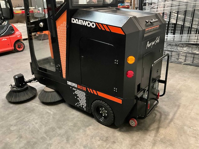 2023 daewoo das100 veegmachine met cabine - afbeelding 12 van  16
