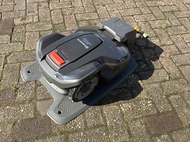 2023 husqvarna 315 robotmaaier - afbeelding 1 van  8