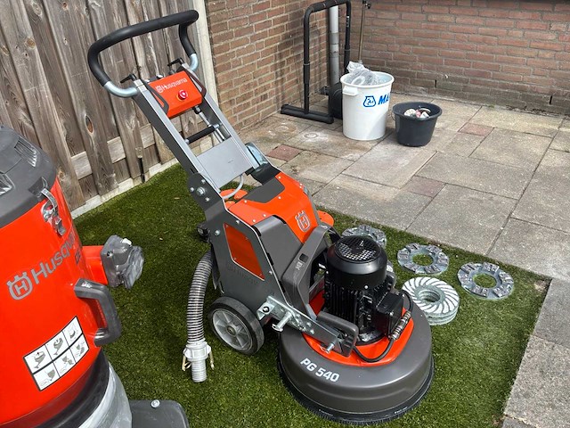 2023 husqvarna pg540 planetaire schuurmachine met stofzuiger - afbeelding 13 van  17