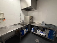 2023 maxima hq 2000 ultra korvenvaatwasmachine met rvs aan- en afvoertafel en rvs afzuigkap en waterontharder