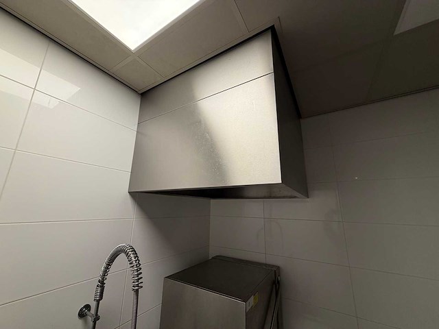 2023 maxima hq 2000 ultra korvenvaatwasmachine met rvs aan- en afvoertafel en rvs afzuigkap en waterontharder - afbeelding 8 van  12