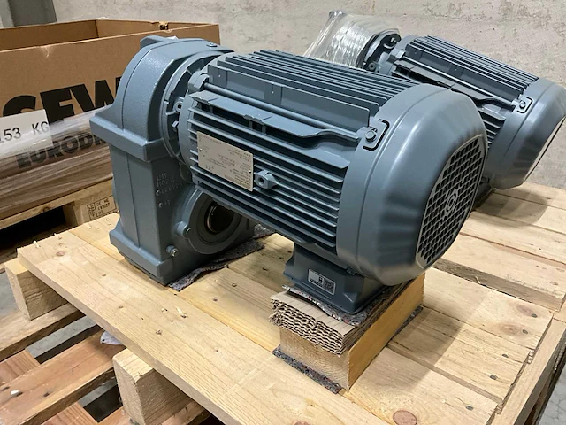 2023 sew-eurodrive fa67 drn100l4 3kw reductiemotor - afbeelding 1 van  5