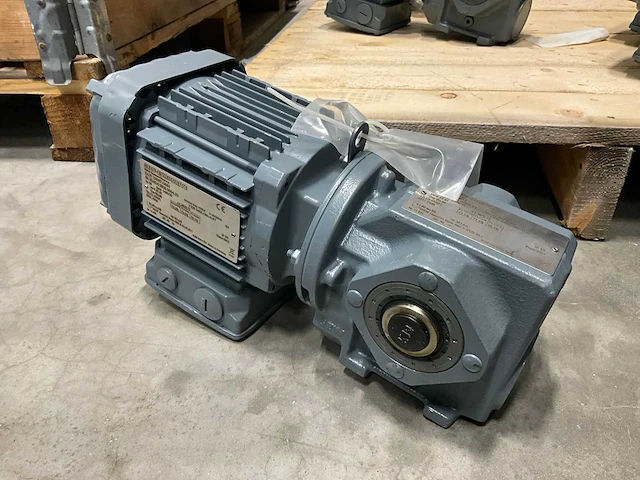 2023 sew-eurodrive sa37 drn71ms4 0,25kw reductiemotor - afbeelding 1 van  5