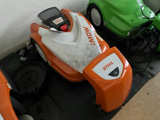 2023 stihl rmi 422 robotmaaier - afbeelding 1 van  5